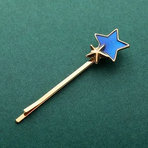 Barrette étoile bleue pailletée avec finition en métal doré au style élégant