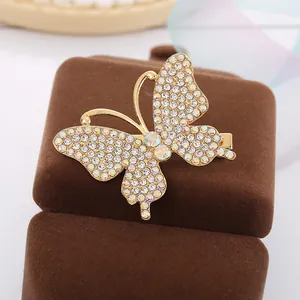 Dettaglio di un fermaglio per capelli a farfalla dorata con strass colorati brillanti