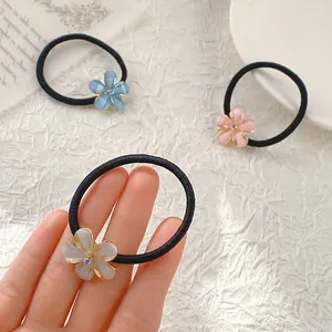 Lot de trois chouchous à fleurs avec bandes élastiques et cristaux aux couleurs douces