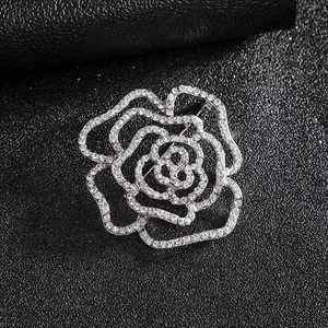 Élégante broche rose évidée en métal argenté avec cristaux sur cuir noir texturé