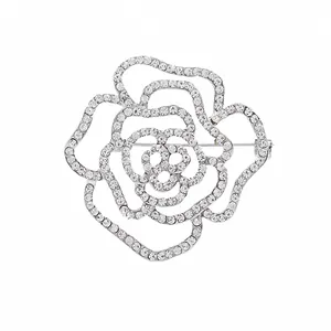 Broche fleur de camélia argentée élégante avec design creux et strass étincelants