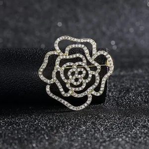 Vue macro d'une broche rose aux pétales dorés et aux strass en cristal scintillants