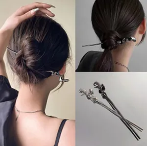 Pic à cheveux métallique minimaliste aux lignes fluides présenté sur une coiffure