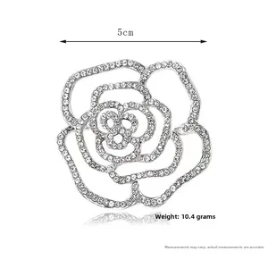 Vue détaillée de la broche rose argentée avec strass montrant 5cm de diamètre et poids
