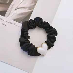 Eleganter schwarzer Satin-Haargummi mit leuchtendem weißem Herz-Perlenanhänger für Damen