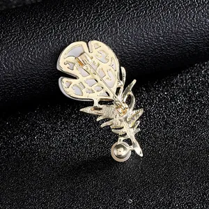 Rückansicht der goldenen Blattbrosche mit Sicherheitsverschluss auf schwarzem Leder