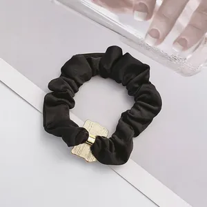 Eleganter schwarzer Satin-Haargummi mit goldener strukturierter Metallschnalle für Dutt