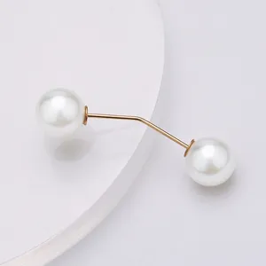 Spilla di perle minimalista con connettore in metallo dorato su sfondo bianco