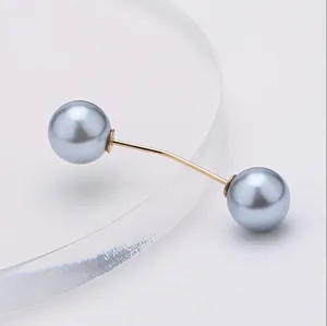 Spilla elegante per la vita con perle grigie e barra di metallo dorata curva