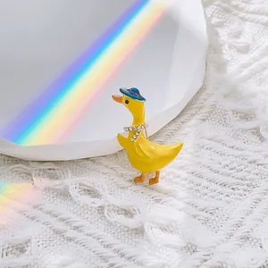 Broche En Alliage De Canard Jaune De Dessin Animé Mignon Avec Chapeau Bleu Collier En Strass Émail Animal Broche Épingle Pour Femmes Enfants Vêtements Décoration