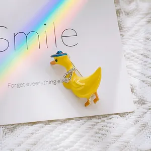 Broche canard émaillé jaune avec chapeau de soleil bleu et strass brillants pour femme