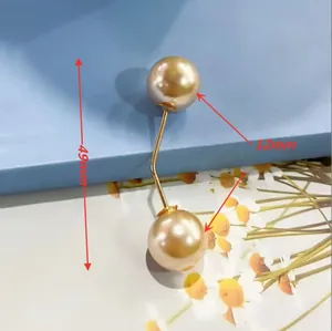 Dettaglio della spilla con perle champagne da 12mm con dimensioni di 49mm e ago dorato