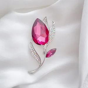 Broche tulipe élégante avec cristal violet et tige argentée sur tissu de soie blanc