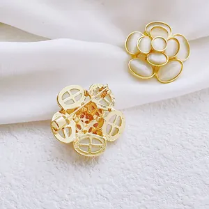 Elegante broche de camelia con pétalos de opale y base dorada, vistas frontal y trasera