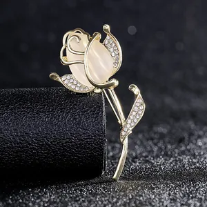 Makro-Detail der Tulpenbrosche mit Opal-Blütenknospe und goldfarbenen Strass-Blättern