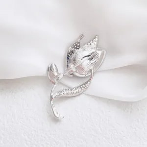 Broche tulipe argentée en cristal avec finition métallique et strass scintillants