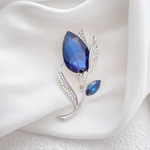 Élégante broche tulipe en cristal avec pierres bleu marine et monture en argent poli
