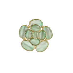 Exquisito broche de camelia con piedra ojo de gato y baño de oro para accesorios de ropa