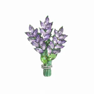 Detalle del broche de lavanda de cristal púrpura con hoja de esmalte verde y lazo de plata