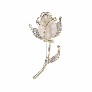 Eleganter Gold-Tulpen-Brosche mit Katzenaugenstein und schimmernden Kristallverzierungen