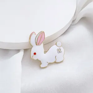 Détail de la broche lapin mignonne en émail blanc avec des strass brillants décoratifs