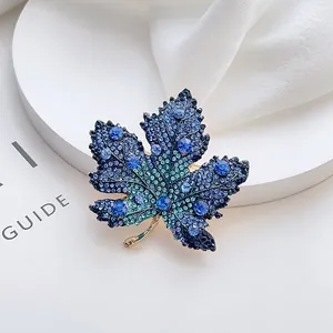 Eleganter Ahornblatt-Anstecknadel mit blauen Kristallen und vergoldetem Metall