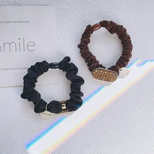 Chouchous élastiques noir et marron avec accents de strass et détails dorés raffinés