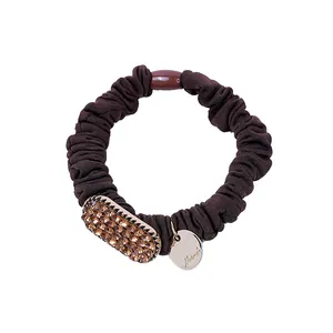 Chouchou élastique marron avec boucle en strass ambrés et petit pendentif en métal