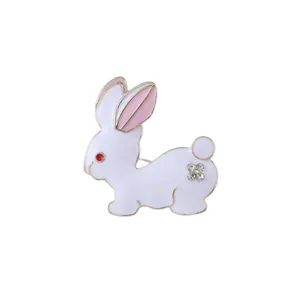 Broche lapin mignon en émail blanc avec bordure dorée et strass pour pulls