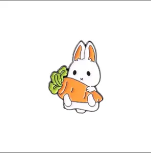 Détail d'un pin's lapin blanc en émail avec carotte pour pulls et chapeaux