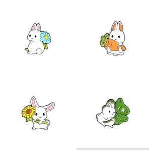 Vue détaillée de quatre broches mignonnes en émail lapin avec des motifs floraux
