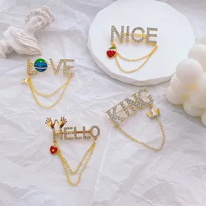 Exquisito Broche de Aleación Con Letras de Diamantes de Imitación y Cadena de Borlas NICE HELLO LOVE KING Pines Para Traje Suéter Joyería de Moda