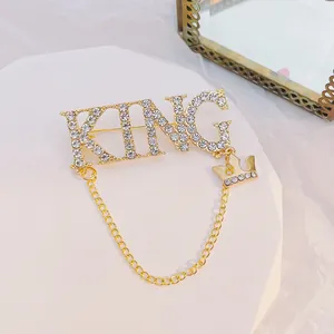 Broche de letra KING lujoso con chapado en oro, pedrería blanca y cadena de corona