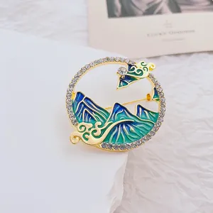 Broche ronde évidée style chinois avec paysage en émail et bordure en cristal