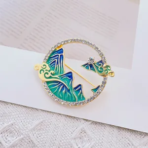 Exquise broche émaillée chinoise dorée avec paysage et strass blancs scintillants
