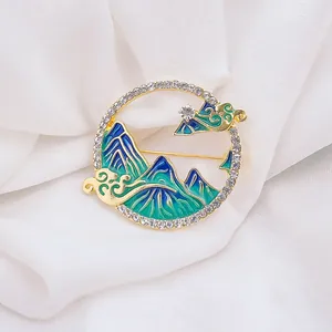 Broche paysage chinois élégante avec sommets en émail et strass brillants sur métal doré