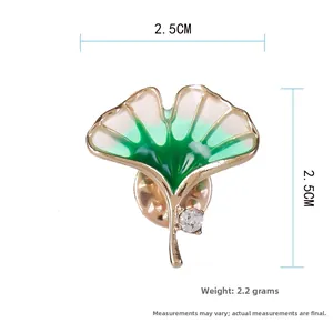 Makroansicht der 2,5cm Ginkgoblatt-Brosche mit grünem Emaille und Kristallakzent