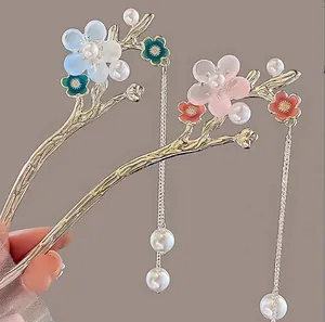 Détail de pics à cheveux vintage avec fleurs colorées et élégantes franges métalliques