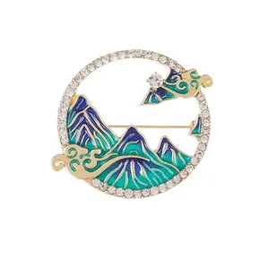 Broche émaillée paysage chinois avec montagnes dorées et cercle de cristaux
