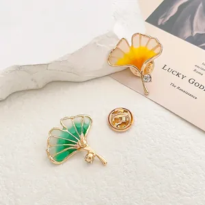 Elegante Ginkgo-Blatt-Anstecknadeln aus Gold mit Emaille und Kristallakzenten