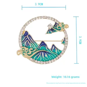 Vue détaillée de la broche paysage en émail avec dimensions 3.9cm et poids 10.16g