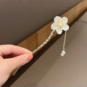 Épingle à cheveux dorée élégante avec fleur de muguet blanche et glands de perles