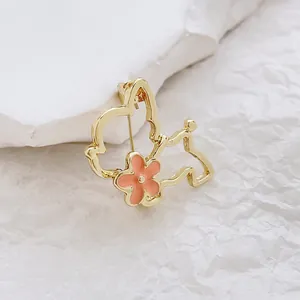 Broche calado minimalista de perro con flor rosa y acabado dorado para mujer