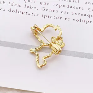 Bonito broche de oso de peluche dorado mate para trajes de mujer con acabado rugoso