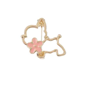 Lindo broche de perrito hueco en metal dorado con flor rosa para trajes y camisas