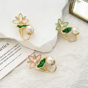 Spille fiore di loto in smalto con perle e cristalli in verde, rosa e bianco