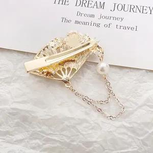 Elegant gold fan-shaped hair clip with white pearl tassels and double metal chains