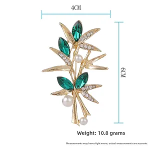 Détails de la broche feuille de bambou avec cristaux verts et perles, 4cm par 6cm