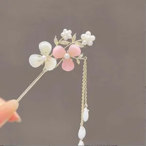 Pic à cheveux de style ancien avec fleurs de muguet, glands et accents de perles