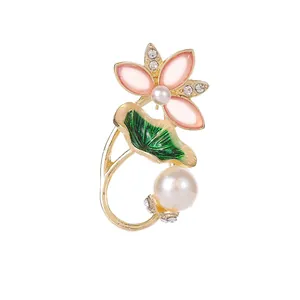 Squisita spilla a fiore di loto con petali rosa, foglie verdi e perle bianche